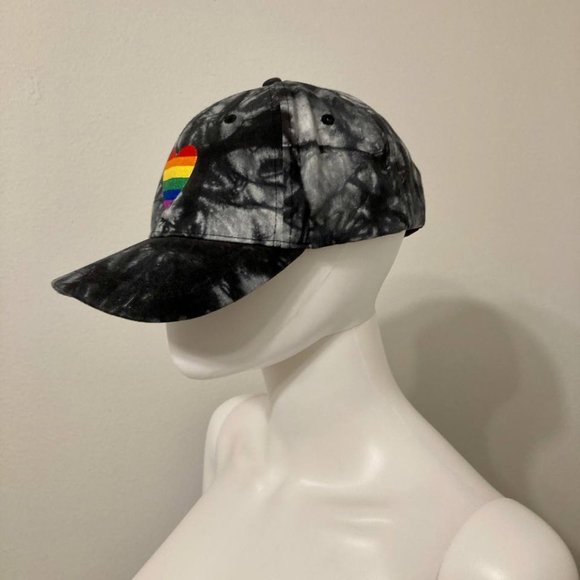 Sally Hansen LGBT rainbow heart hat - Picture 4 of 5